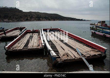 Fluss Fähren am Ufer des Titicaca-see an der Straße von Tiquina in Bolivien - Südamerika Stockfoto