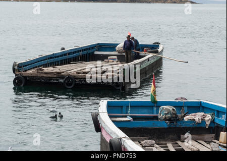 SAN PEDRO DE TIQUINA, Bolivien-Am 18. AUGUST 2017: Unbekannter indigenen Männer an einem Fluss Fähren am Ufer des Titicaca-see an der Straße von Tiqu Stockfoto