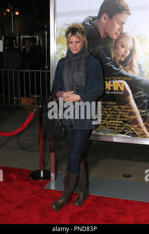 Rachel Hunter am Screen Gems Weltpremiere von "John". Ankunft gehalten am Graumans Chinese Theatre in Hollywood, CA. Februar 1, 2010. Foto: Richard Chavez/PictureLux Datei Referenz # HunterRachel5 020110 PLX nur für redaktionelle Verwendung - Alle Rechte vorbehalten Stockfoto