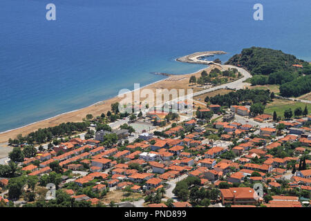 Stratoni an der Küste der Halbinsel Chalkidiki im Norden Griechenlands Stockfoto