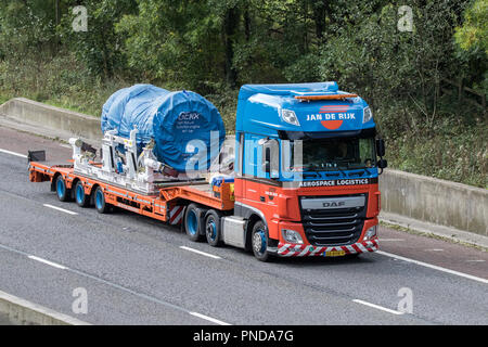 Jan de Rijk Logistics LKW LKW LKW, Tieflader Lkw und Lkw, Luft- und Raumfahrt Logistik transport Fahrzeuge auf der M6 an der Lancaster, Großbritannien Stockfoto