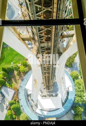 Blick auf den Aufzug Turm der Seattle Space Needle von der rotierenden Glasboden. Diese Ansicht wurde nicht möglich vor der Renovierung. Stockfoto