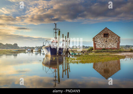 Flut in einer ruhigen Morgen im Thornham in North Norfolk. Stockfoto