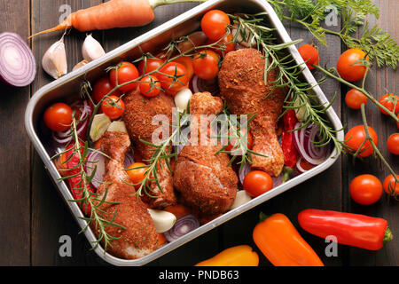 Roh marinierte Chicken Drumsticks Beine für Backen oder Grillen und bbq bereit Stockfoto