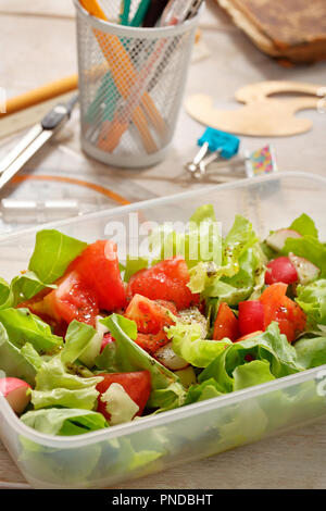 Gesundes Mittagessen für Schule mit Salat Stockfoto