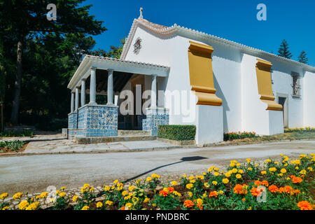 Cascais, Portugal - Sept 20, 2018: Kapelle des Heiligen Sebastian, gandarinha Park Cascais Portugal Stockfoto