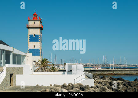 Leuchtturm im Hafen von Cascais, Portugal. Stockfoto