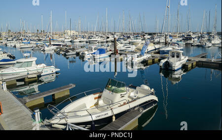 Cascais, Portugal - Sept 20, 2018: Yachten, Segelboote und Motorboote in der Marina von Cascais, Portugal Stockfoto