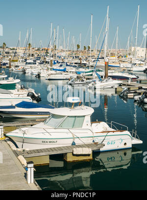 Cascais, Portugal - Sept 20, 2018: Yachten, Segelboote und Motorboote in der Marina von Cascais, Portugal Stockfoto