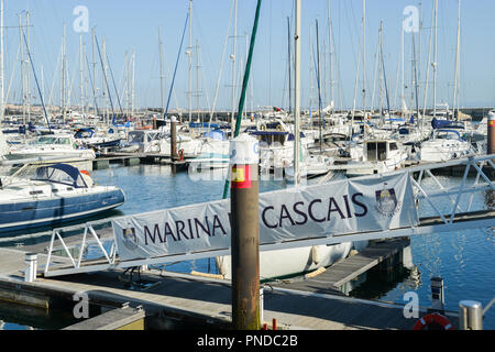 Cascais, Portugal - Sept 20, 2018: Yachten, Segelboote und Motorboote in der Marina von Cascais, Portugal Stockfoto