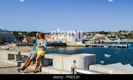 Cascais, Portugal - Sept 20, 2018: Mann und Frau für eine selfie mit Blick auf das herrliche Meer Stadtbild von Cascais im Sommer Tag darstellen Stockfoto