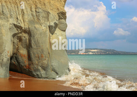 Eine berühmte Xi Strand mit rotem Sand und Ton Stein auf der Ionischen Insel Kefalonia, Griechenland Stockfoto