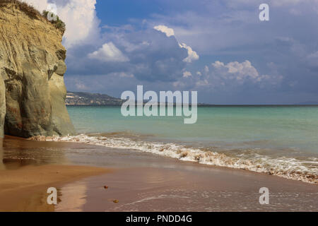 Foto auf der berühmten Xi Strand mit rotem Sand und Ton Stein auf der Ionischen Insel Kefalonia, Griechenland Stockfoto