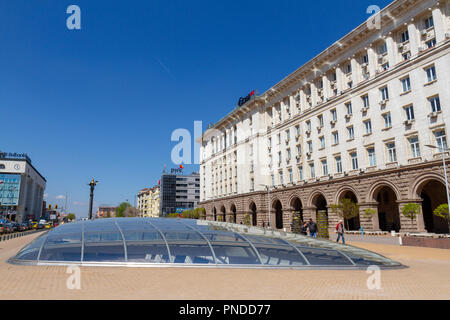 Allgemeine Ansicht der Pl. Nezavisimost mit der ehemaligen Kommunistischen Partei Haus, Teil der Largo, Sofia, Bulgarien. Stockfoto