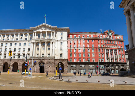 Allgemeine Ansicht der Pl. Nezavisimost mit der ehemaligen Kommunistischen Partei Haus, Teil der Largo, Sofia, Bulgarien. Stockfoto