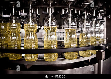 Sonnenblumenöl in der Flasche auf. Flache Freiheitsgrad. Stockfoto