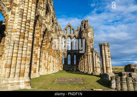 Whitby Abbey North Yorkshire Coast UK. Hoch auf einem Felsen thront, die haunting Remains von Whitby Abbey waren Inspiration für die gotische Geschichte von Bram Stokers Stockfoto