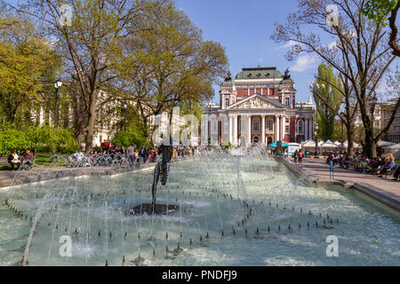 Das Ivan Vazov National Theatre in City Garden, Sofia, Bulgarien. Stockfoto