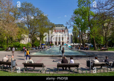 Das Ivan Vazov National Theatre in City Garden, Sofia, Bulgarien. Stockfoto