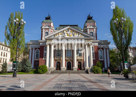 Das Ivan Vazov National Theatre in City Garden, Sofia, Bulgarien. Stockfoto