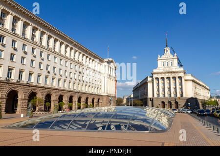 Allgemeine Ansicht der Pl. Nezavisimost mit der ehemaligen Kommunistischen Partei Haus, Teil der Largo, Sofia, Bulgarien. Stockfoto