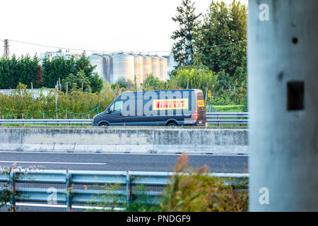 FAENZA (RA), Italien - 20 SEPTEMBER 2018: Van mit PIRELLI Logo läuft auf der Autobahn Stockfoto