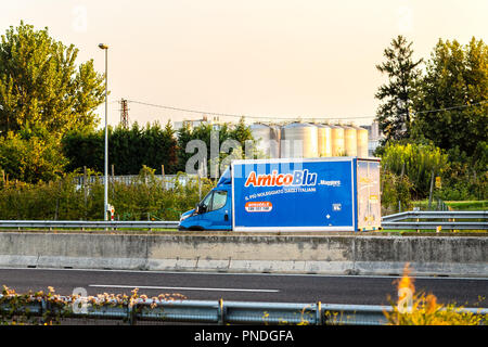 FAENZA (RA), Italien - 20 SEPTEMBER 2018: Van mit AMICOBLU Logo läuft auf der Autobahn Stockfoto