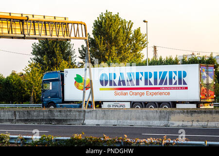 FAENZA (RA), Italien - 20 SEPTEMBER 2018: Lkw mit ORANFRIZER Logo läuft auf der Autobahn Stockfoto