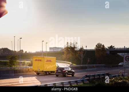 FAENZA (RA), Italien - 20 SEPTEMBER 2018: Van mit DHL Logo läuft auf der Autobahn Stockfoto