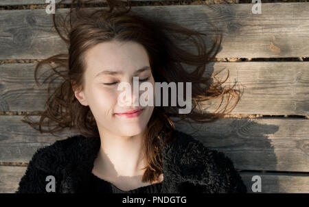 Attraktive Frau mit guten Gefühlen Stockfoto