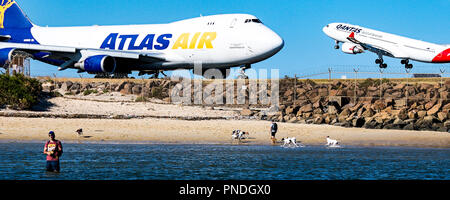 Sydney, New South Wales, Australien - 6. November. 2013: Atlas Airline Boeing 747 kommerziellen Passagierflugzeugen Besteuerung auf der Piste in Sydney. Stockfoto