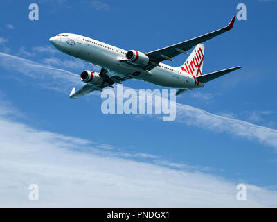 Sydney, New South Wales, Australien - Oktober 4. 2014: Jungfrau Australien kommerziellen Passagierflugzeugen im Flug closeup Sydney Abflug Stockfoto