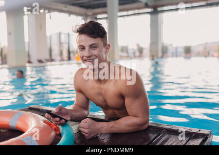 Jung und fit Mann am Pool Stockfoto