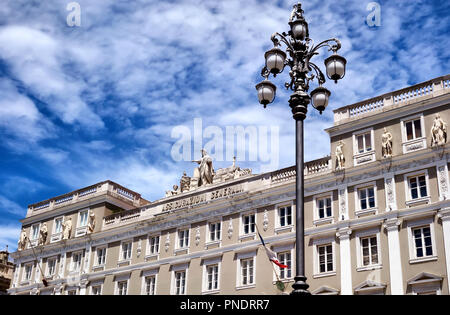 Triest, Italien, 7. Juli 2018: Stratti Palace, Assicurazioni Generali Versicherung Gebäude auf der Piazza Grande entfernt Stockfoto