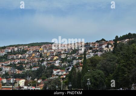 Häuser auf einem grünen Hügel in der Stadt Rabac in Istrien in Kroatien Stockfoto