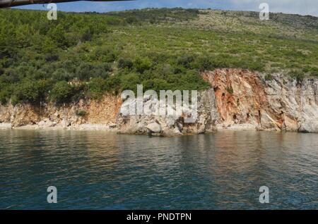 Felsigen Klippen an der Küste am Mittelmeer in Kroatien Stockfoto