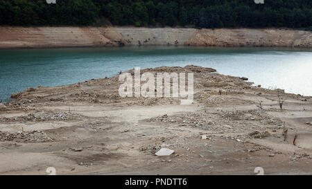 Apokalyptische Reste von vor langer Zeit überschwemmte Dorf zeigt, bei minimaler Wasserstand des Sees Stockfoto