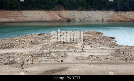 Apokalyptische Reste von vor langer Zeit überschwemmte Dorf zeigt, bei minimaler Wasserstand des Sees Stockfoto