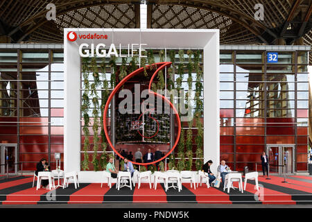 Hannover, Deutschland - 13. Juni, 2018: Pavillon der Firma Vodafone im Außenbereich der CeBIT 2018. Die CeBIT ist die weltweit größte Messe Stockfoto