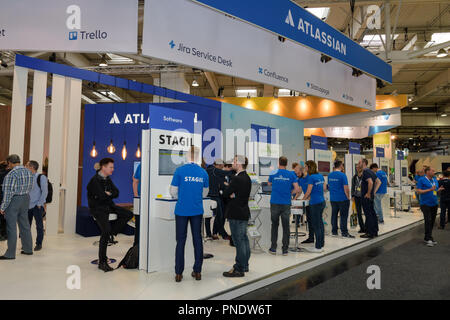 Hannover, Deutschland - 13. Juni 2018: Messestand der Firma Atlassian mit Mitarbeitern und Besuchern auf der CeBIT 2018. Die CeBIT ist die weltweit größte Messe Stockfoto