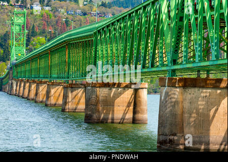 Eine vertikale Hubbrücke, die zweitälteste auf dem Columbia River, Eröffnung 1924, die Hood River Brücke überspannt den Fluss verbinden Hood River auf der Erz Stockfoto