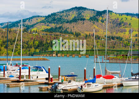 Hood River, Oregon, USA - 18. April 2014: Boote Dock im Hafen von Hood River Marina auf dem Columbia River in der Nähe der Brücke mit dem gleichen Namen. Stockfoto