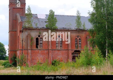Das Dorf ist Zapovedny, Slavske Bezirk, Oblast Kaliningrad, Russland, 11. Juni 2018, Evangelische Kirche 1891 brutto Crescenta, die alten roten Backstein buildin Stockfoto