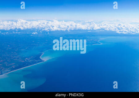 Luftaufnahme von einzigartigen Körper von Cumulus Gewitter wolken über die Lagune von Venedig und Triest Golf durch ein Flugzeug Fenster gesehen. Stockfoto