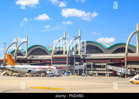 Am Flughafen Sabiha Gökcen, Istanbul - August 4, 2018: Flugzeuge und Tore von Sabiha Gökcen Flughafen in den asiatischen Teil von Istanbul, Türkei Stockfoto