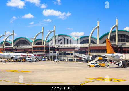 Am Flughafen Sabiha Gökcen, Istanbul - August 4, 2018: Flugzeuge und Tore von Sabiha Gökcen Flughafen in den asiatischen Teil von Istanbul, Türkei Stockfoto