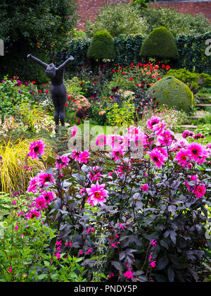 Chenies Manor Sunken Garden im Spätsommer voll bunter Dahlien. Chenies, Buckinghamshire. Stockfoto