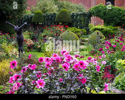 Chenies Manor Sunken Garden im Spätsommer voll bunter Dahlien. Chenies, Buckinghamshire. Stockfoto