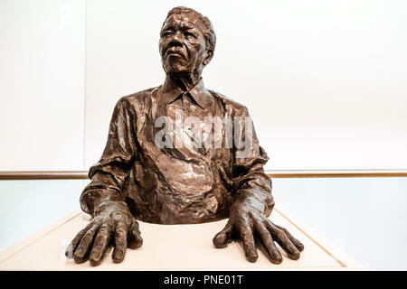 London England, Großbritannien, Covent Garden, National PortraitGallery, Kunstmuseum, Inneneinrichtung, zeitgenössisch, Skulptur, Nelson Mandela von Ian Homer Walters, Großbritannien GB E Stockfoto