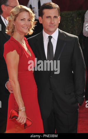 Steve Carell & Frau Nancy Wände auf der 61. jährlichen Primetime Emmy Awards - Ankunft im Nokia Theater in Los Angeles, CA am Sonntag, 20. September 2009 statt. Foto: PRPP/PictureLux Datei Referenz # SteveCarell NancyWalls 92009 PRPP nur für redaktionelle Verwendung - Alle Rechte vorbehalten Stockfoto